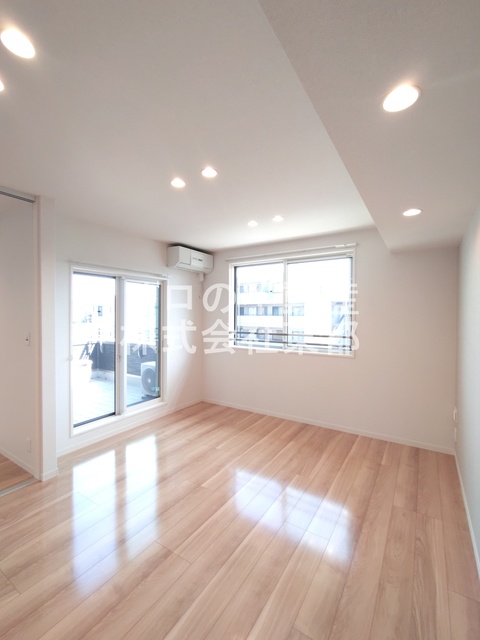 居室・リビング　広いリビングはゆったりくつろげる憩いの空間です♪