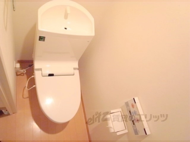 トイレ　嬉しいウォシュレット付きです。