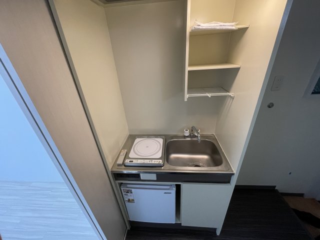 キッチン　収納棚付きの１口コンロのキッチンです♪