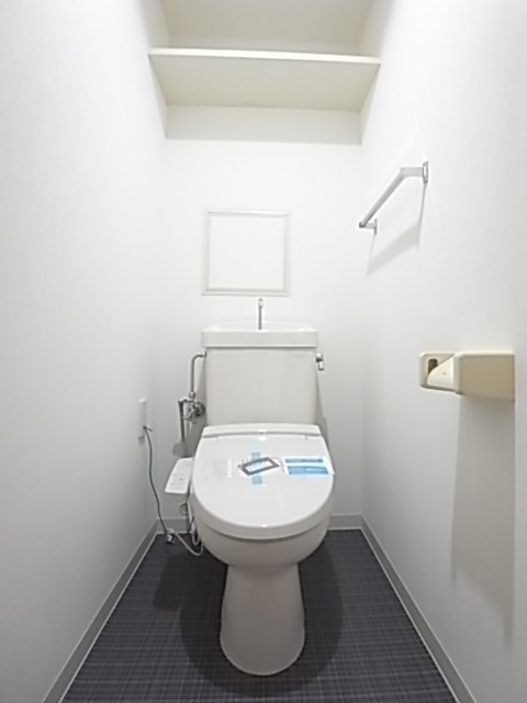 トイレ　落ち着いた色調のトイレです