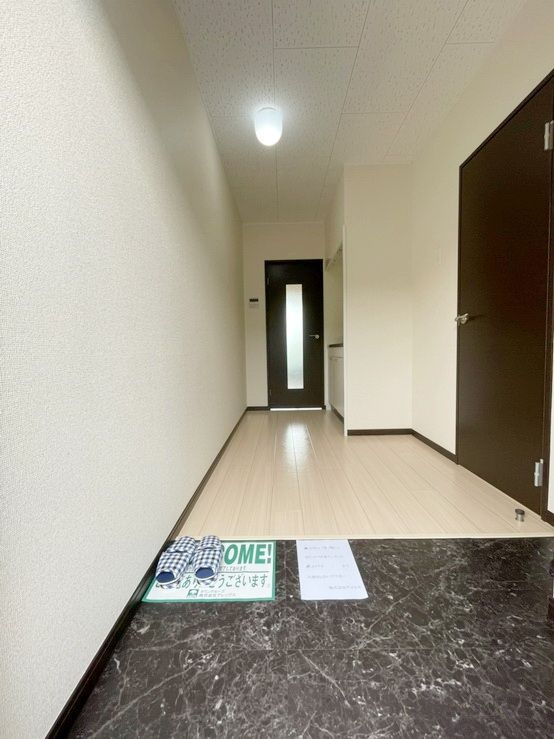 玄関　※建物内の同タイプイメージです。