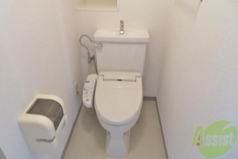 トイレ　トイレは温水洗浄付き。これが嬉しいですね。