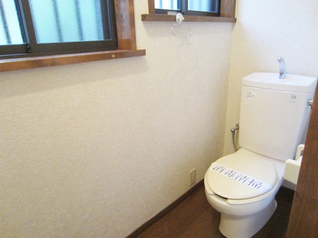 トイレ　窓付きのおトイレで広いですよ。