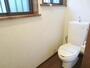 トイレ　窓付きのおトイレで広いですよ。
