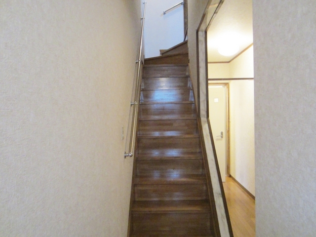 その他　室内の階段でお部屋に上がります。