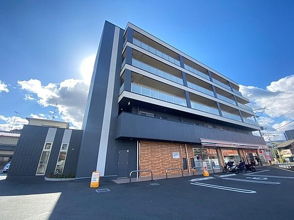 建物外観　向日町駅徒歩3分。不在時も安心な宅配ボックス完備の鉄骨造
