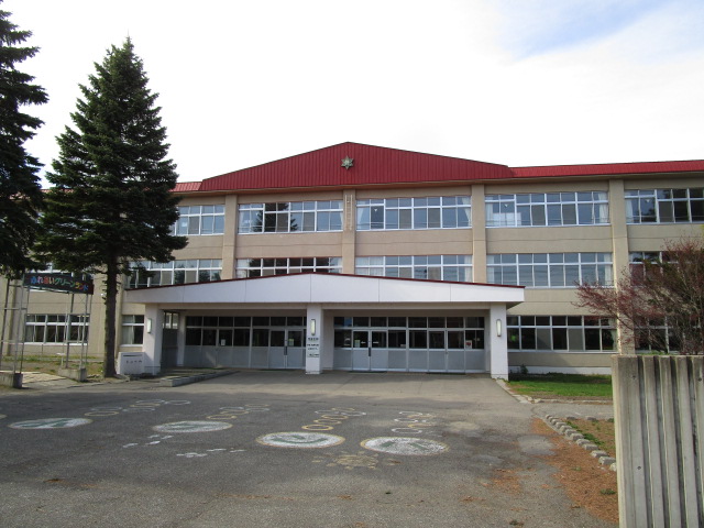 小学校　緑丘小学校（小学校）まで878m