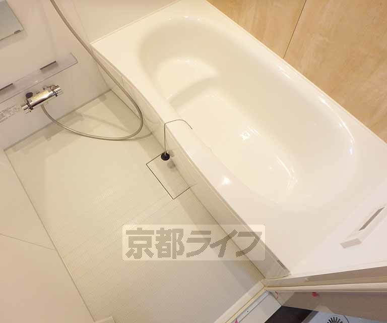 バス・シャワールーム　足を伸ばして肩まで浸かれるバスです。