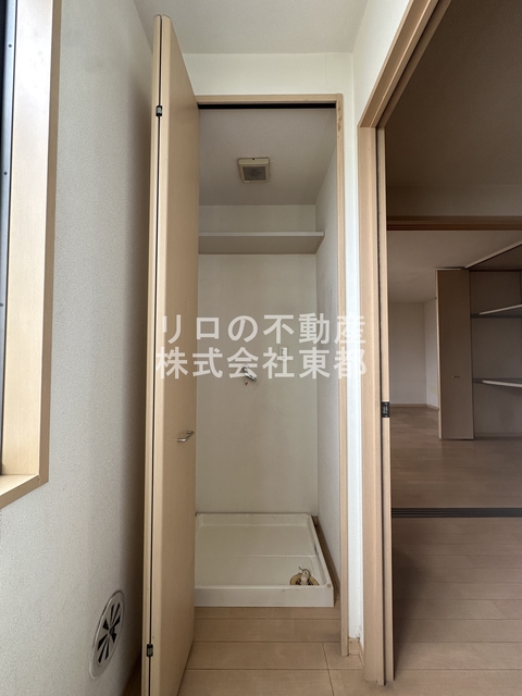 その他　室内洗濯機置場付！目隠しできる扉があるのは便利ですね♪