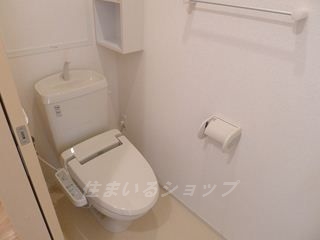 トイレ　シャワートイレ・収納棚あり
