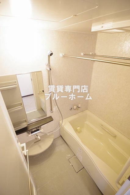 バス・シャワールーム　浴槽が大きくゆっくりできます！浴室乾燥機付きです！