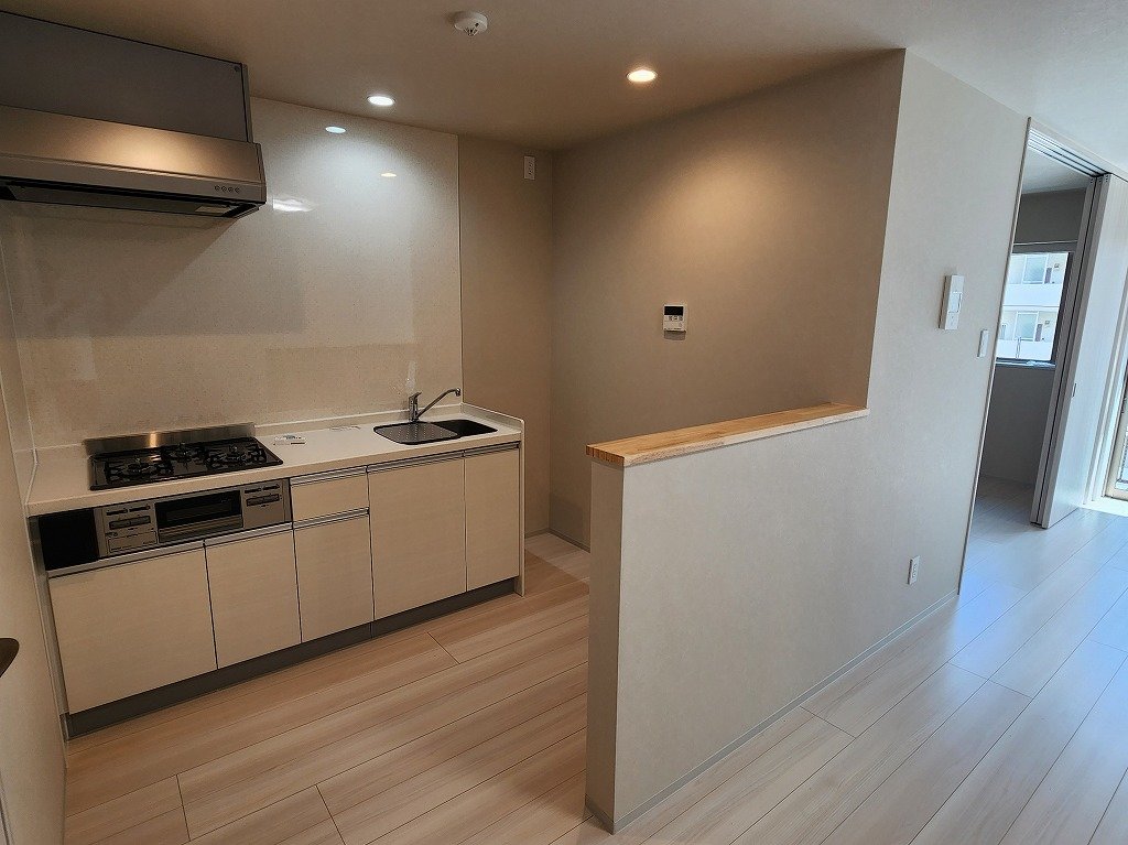 キッチン　冷蔵庫置場・３口システムキッチン　給湯リモコン付き
