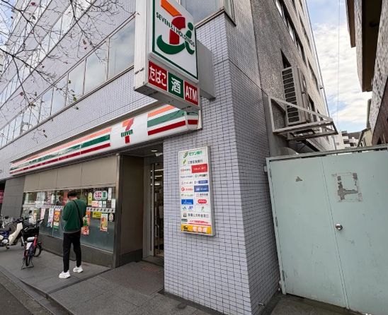 コンビニ　セブンイレブン　新宿余丁町店（コンビニ）まで130m
