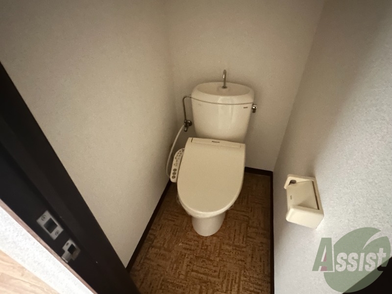トイレ　ウォシュレット機能がついたトイレです。安心して使用できますね