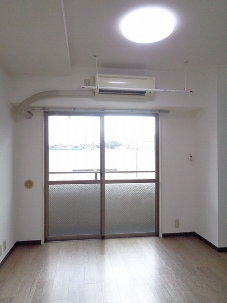ロワレール横浜西壱番館の居間写真