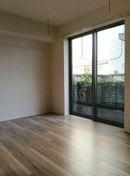 居室・リビング　大きな窓で明るいお部屋です。