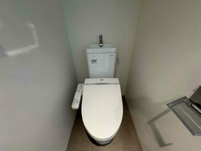 東急目黒線 西小山駅 徒歩6分 5階建 築9年のトイレ写真