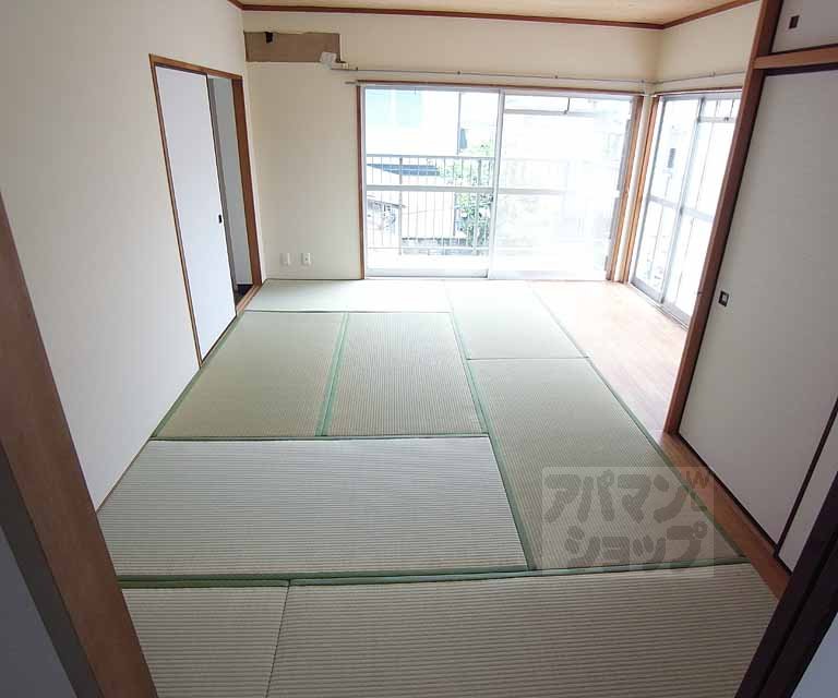 居室・リビング　角部屋で明るいです。