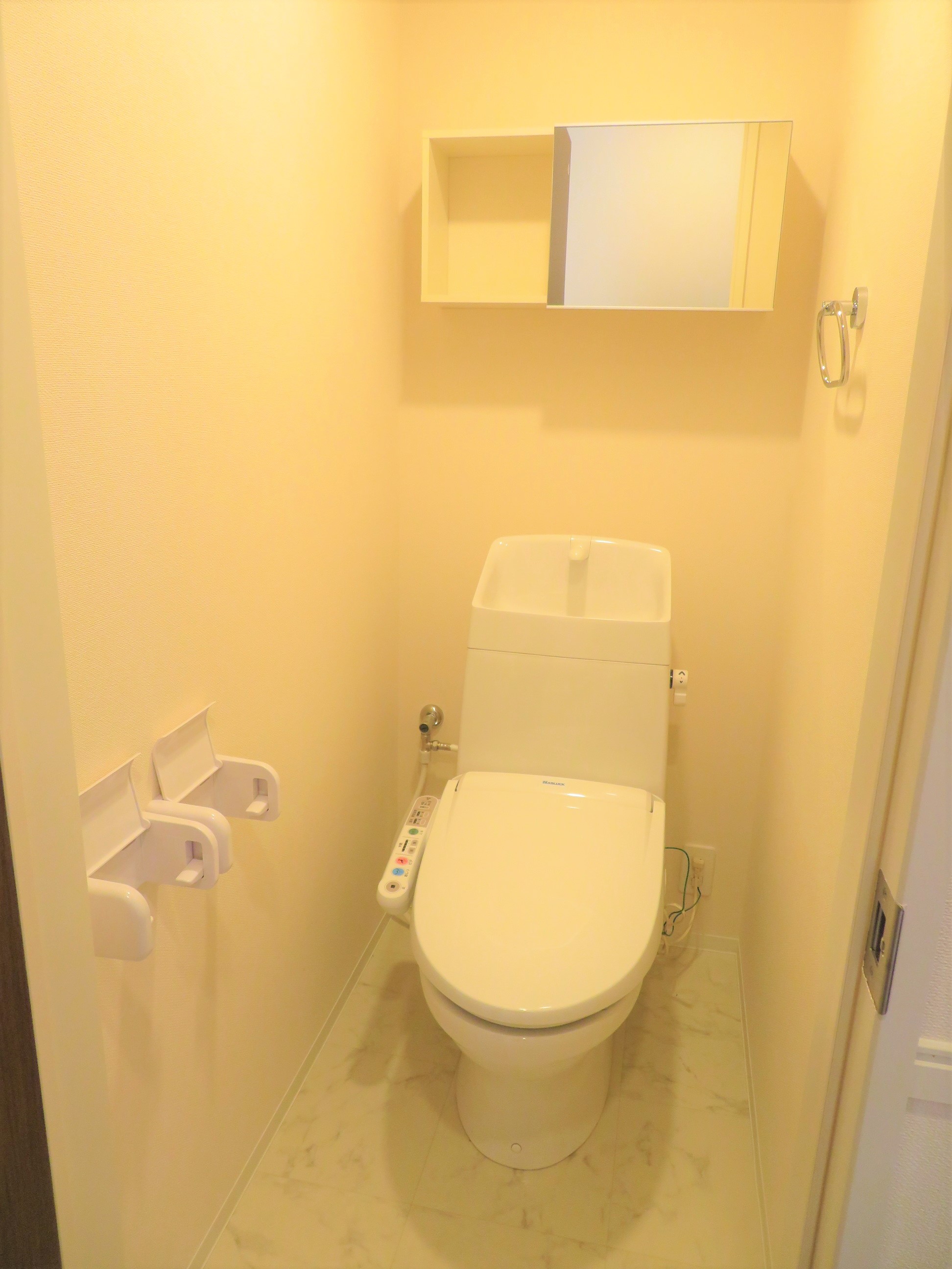 トイレ　ウォシュレット付きトイレです。上部分には便利な収納付き♪