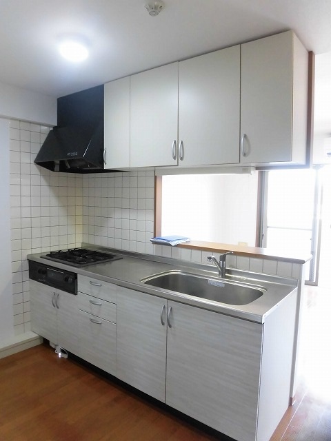 キッチン　3口ガスコンロ付きのシステムキッチン