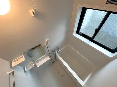 バス・シャワールーム　浴室にも窓があります！