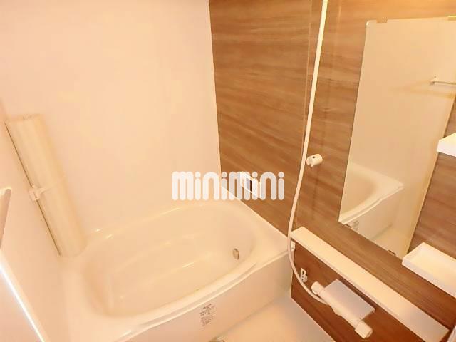 バス・シャワールーム　クロスもお洒落でとてもきれいな浴室です。