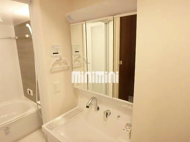 洗面設備　鏡も大きく身支度も楽しくできます。