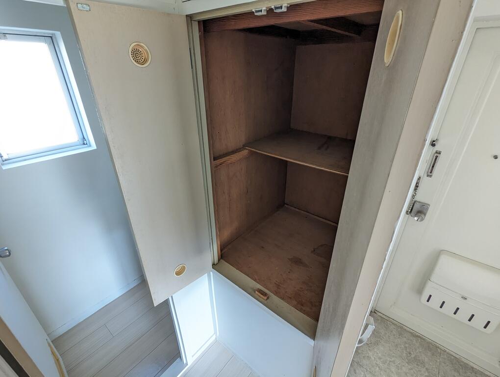 その他設備　玄関横収納