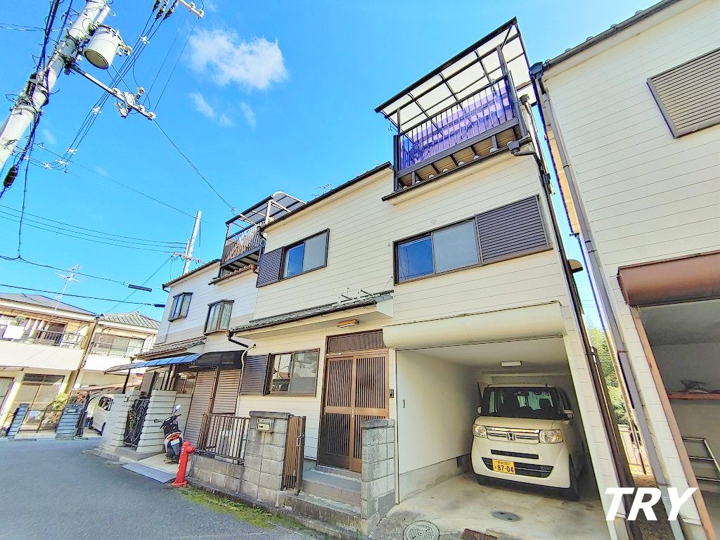 建物外観　ガレージ付き３階建て戸建