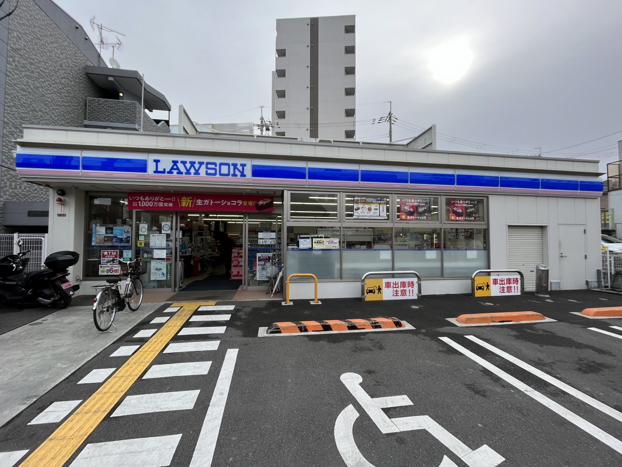 コンビニ　ローソン新枚方岡東町店（コンビニ）まで518m