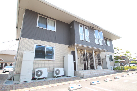 岡山市中区高島新屋敷のアパートの建物外観