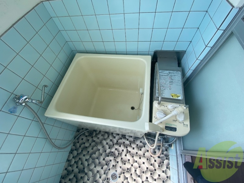 バス・シャワールーム　バランス釜でした。床がオシャレなデザインですね。