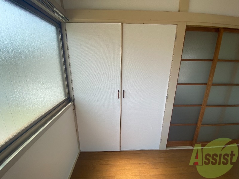 収納　大きな扉のクローゼット、たくさん洋服が入りそうですね！