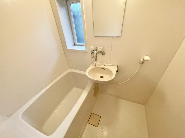 バス・シャワールーム　コンパクトで使いやすいお風呂です