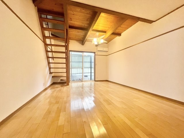 居室・リビング　こちらのリビングで趣味の時間をお楽しみください