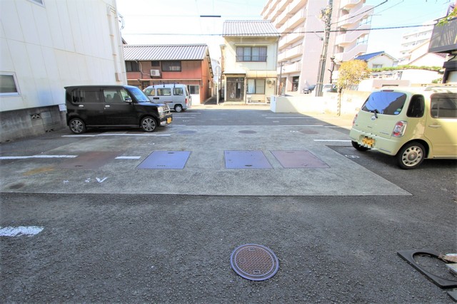 【伊予市灘町のマンションの駐車場】