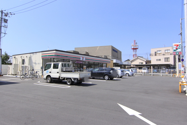 【伊予市灘町のマンションのコンビニ】