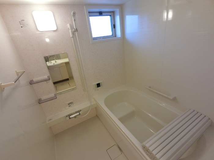 バス・シャワールーム　1坪タイプのお風呂で足をゆったり伸ばせます