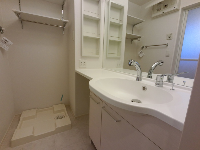 洗面設備　鏡の大きいカウンタータイプの洗髪洗面化粧台