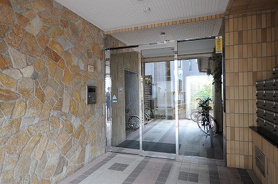 【北九州市小倉北区砂津のマンションのエントランス】