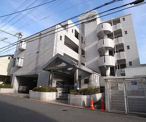 京都市伏見区深草西浦町２丁目のマンションの建物外観