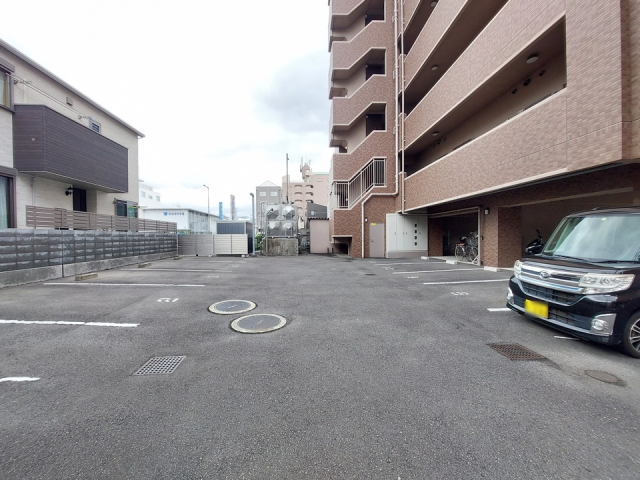 【松山市本町のマンションの駐車場】