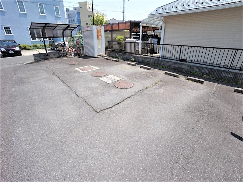 【近江八幡市鷹飼町北のアパートの駐車場】