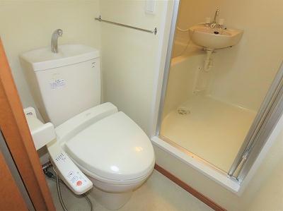 トイレ　トイレ内にお風呂の入口扉があります