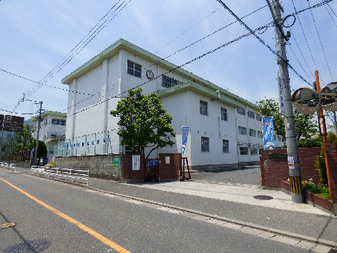 【北九州市小倉南区長尾のマンションの中学校】