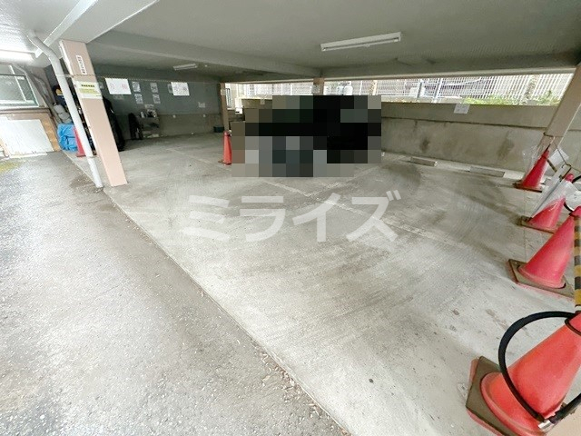 【吹田市内本町のマンションの駐車場】