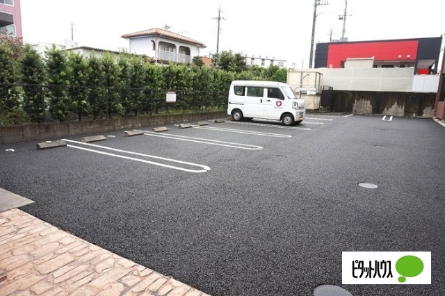 【グリーンシャトー三園の駐車場】