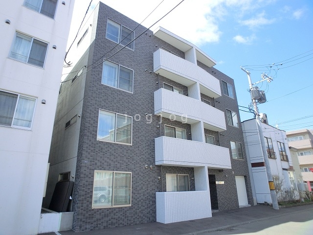 札幌市豊平区平岸四条のマンションの建物外観