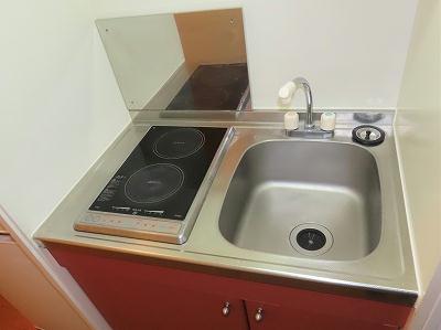 キッチン　2口の電気コンロまたはIHコンロとなります