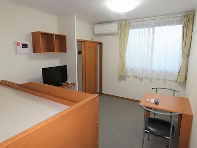 居室・リビング　カーテンやテーブル、テレビも備え付けです